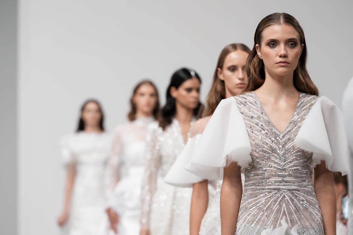 تألق الفساتين اللامعة يسرق الأنظار في مهرجان الجونة 2025