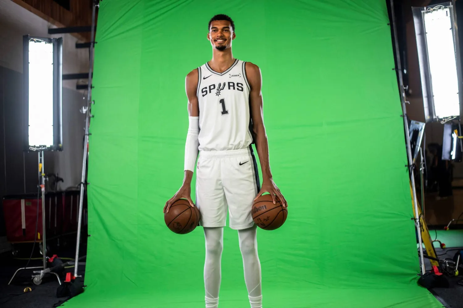 طول ويمبانياما يثير الجدل مجددًا في «إن بي إيه» رغم تأكيد النادي على ثباته