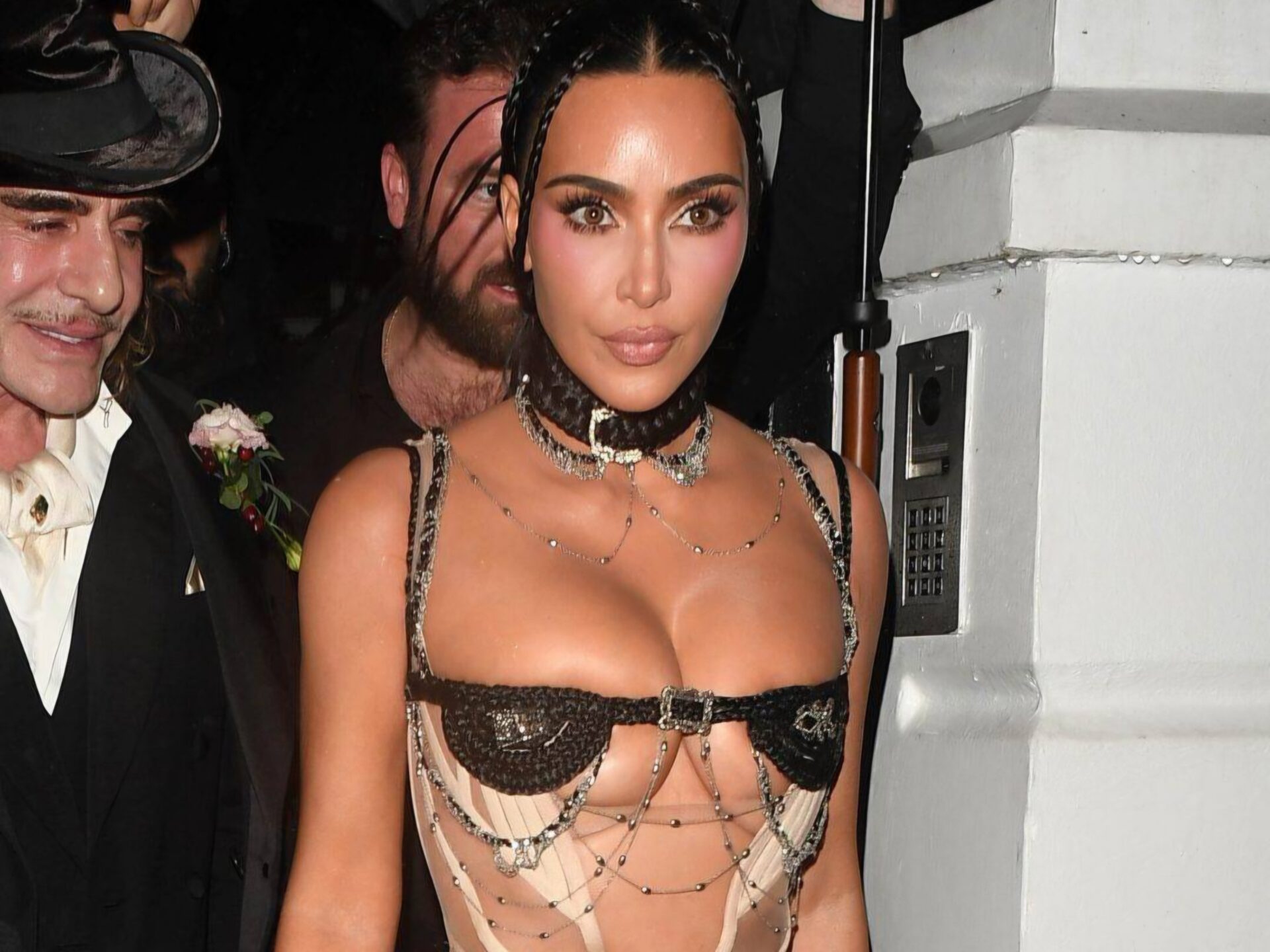 كيم كارداشيان تحتفل بعيد ميلادها الـ45 بإطلالتين تتنافسان في الجرأة