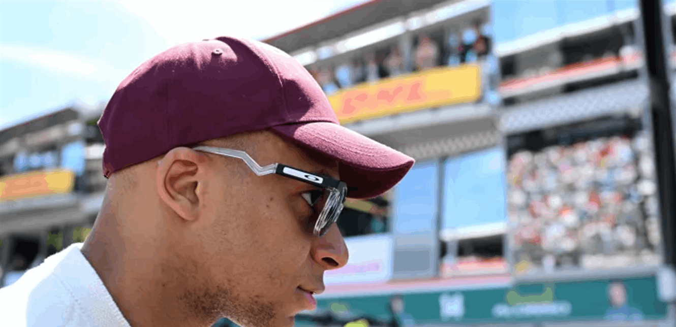 كيليان مبابي يكشف صعوبات حياته العاطفية تحت وطأة الشهرة العالمية