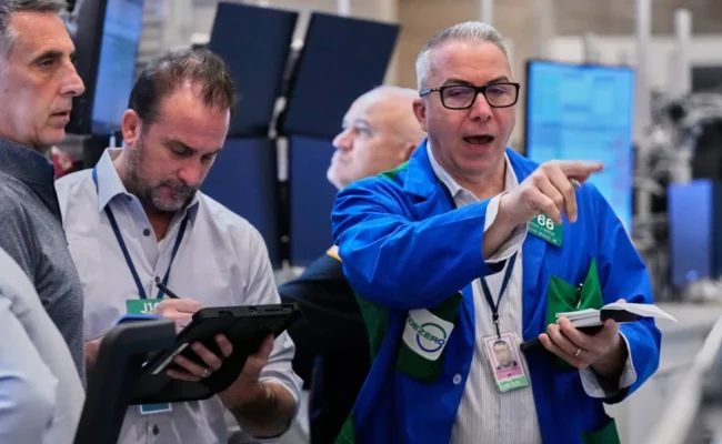 وول ستريت تتراجع رغم صعود النفط بعد عقوبات ترمب على روسيا