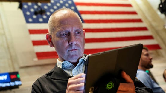 وول ستريت تتراجع وسط شكوك بشأن خفض الفائدة الأميركية