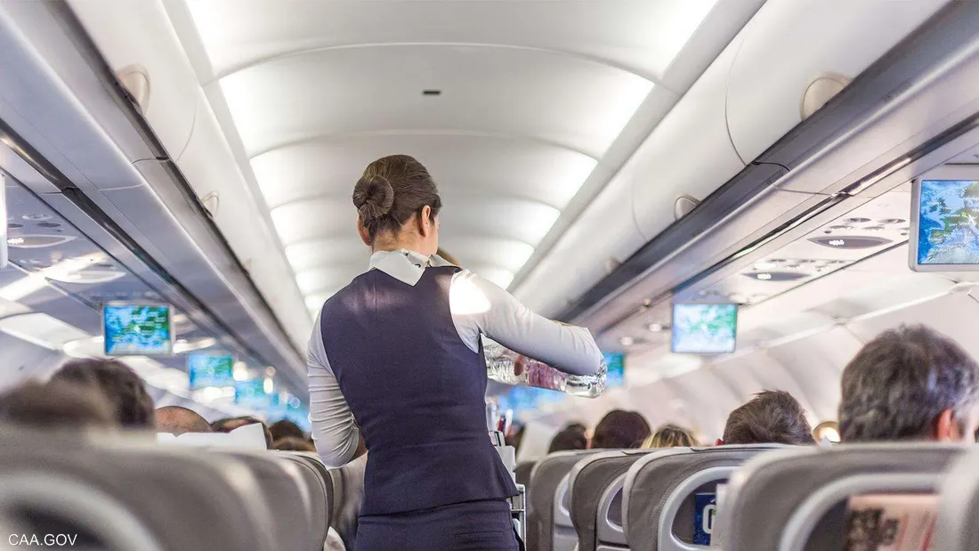 مضيفة تكشف سر توخي طواقم الطيران السرية عند تقديم الماء للركاب