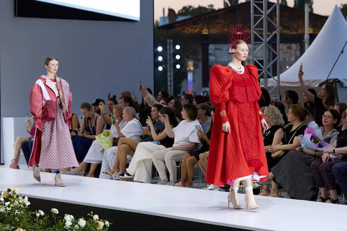 أسبوع موسكو للموضة يجمع 65 مصمّمًا و220 علامة