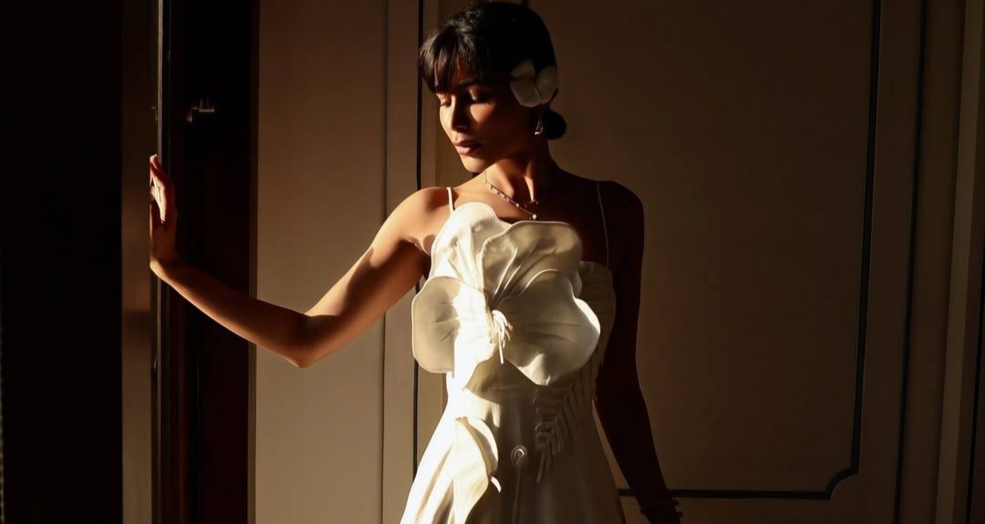 مهيرة عبد العزيز تخطف الأنظار بفستان أبيض أنيق يجمع بين الكلاسيكية والعصرية