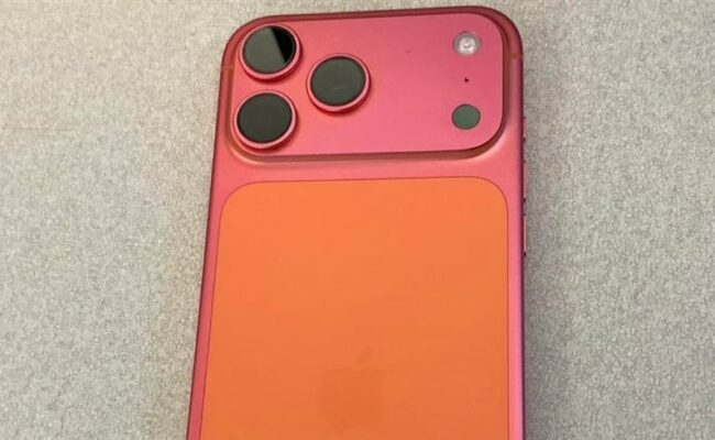 جدل عالمي حول "آيفون 17 برو": النسخة البرتقالية تتحول إلى وردي