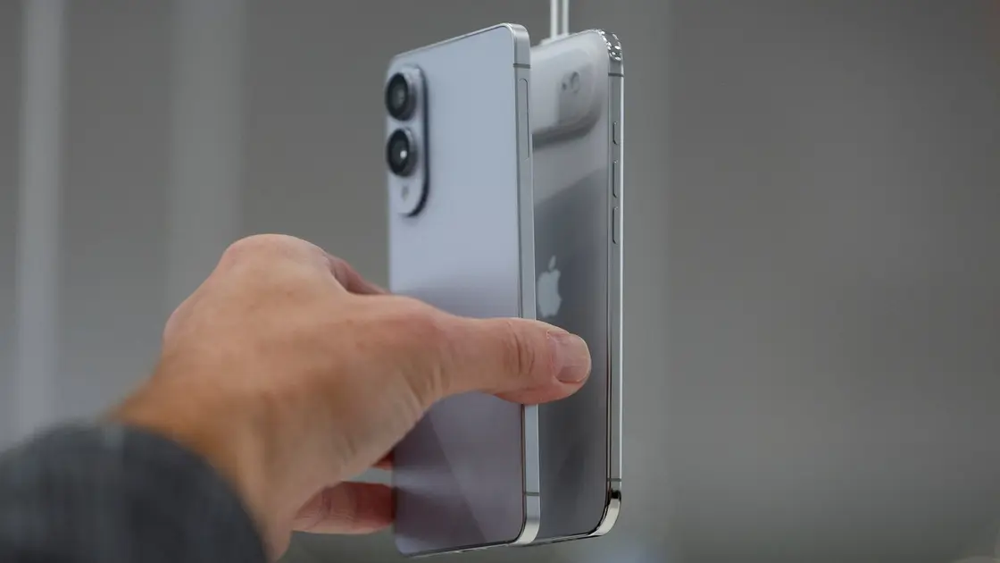 ضعف المبيعات يطيح بالهواتف فائقة النحافة: أبل وسامسونغ تقللان الإنتاج