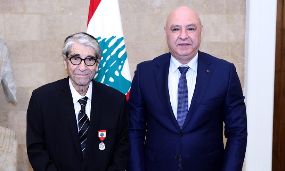 عون قلّد الفنان “أبو سليم” وسام الاستحقاق اللبناني