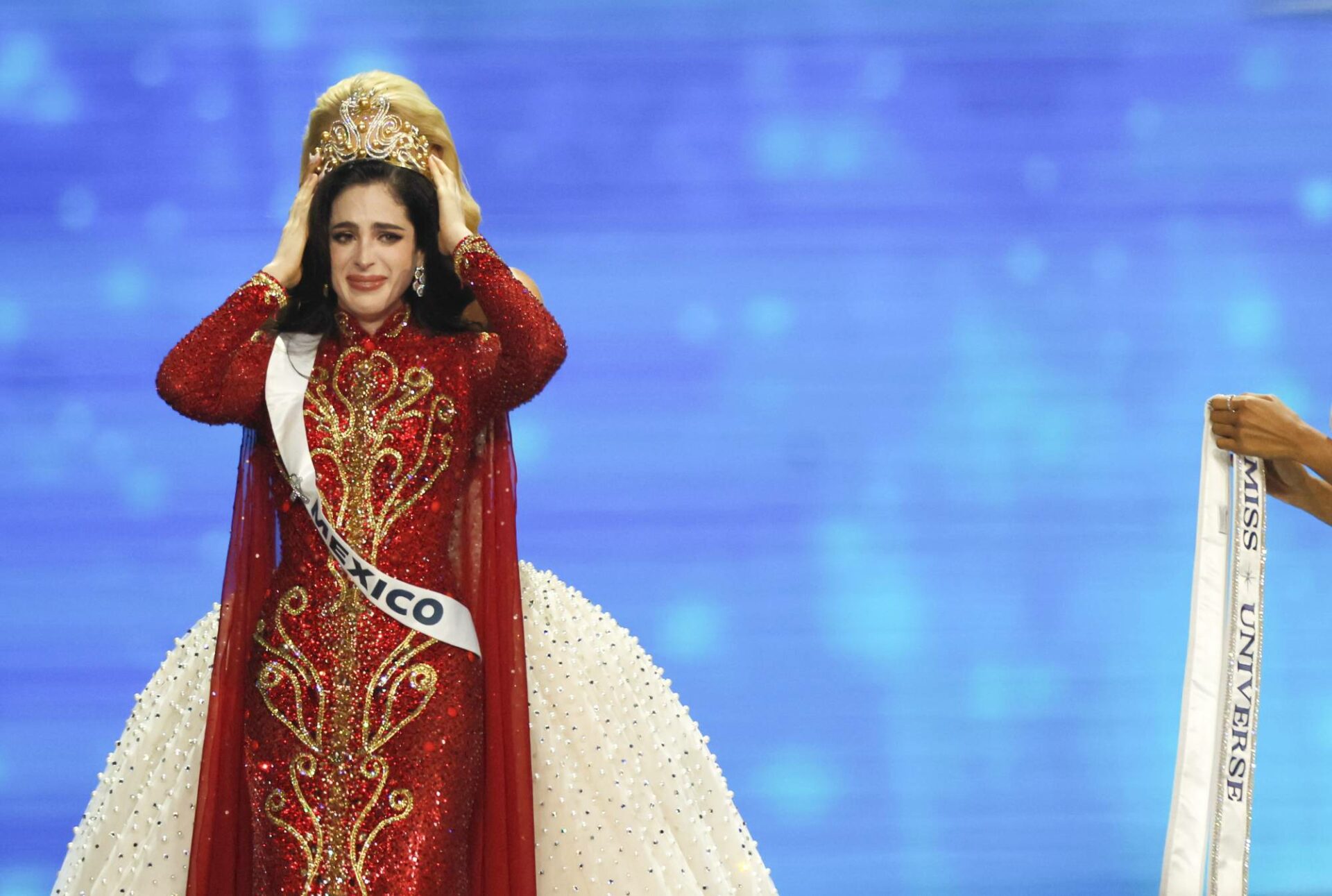 اتهامات بالتهريب والفضائح تطارد رئيس ملكة جمال الكون