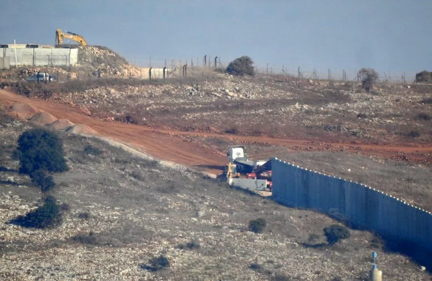 تقارير: إسرائيل تبني جداراً خرسانياً يمتد داخل الأراضي اللبنانية قرب مارون الراس وعيترون