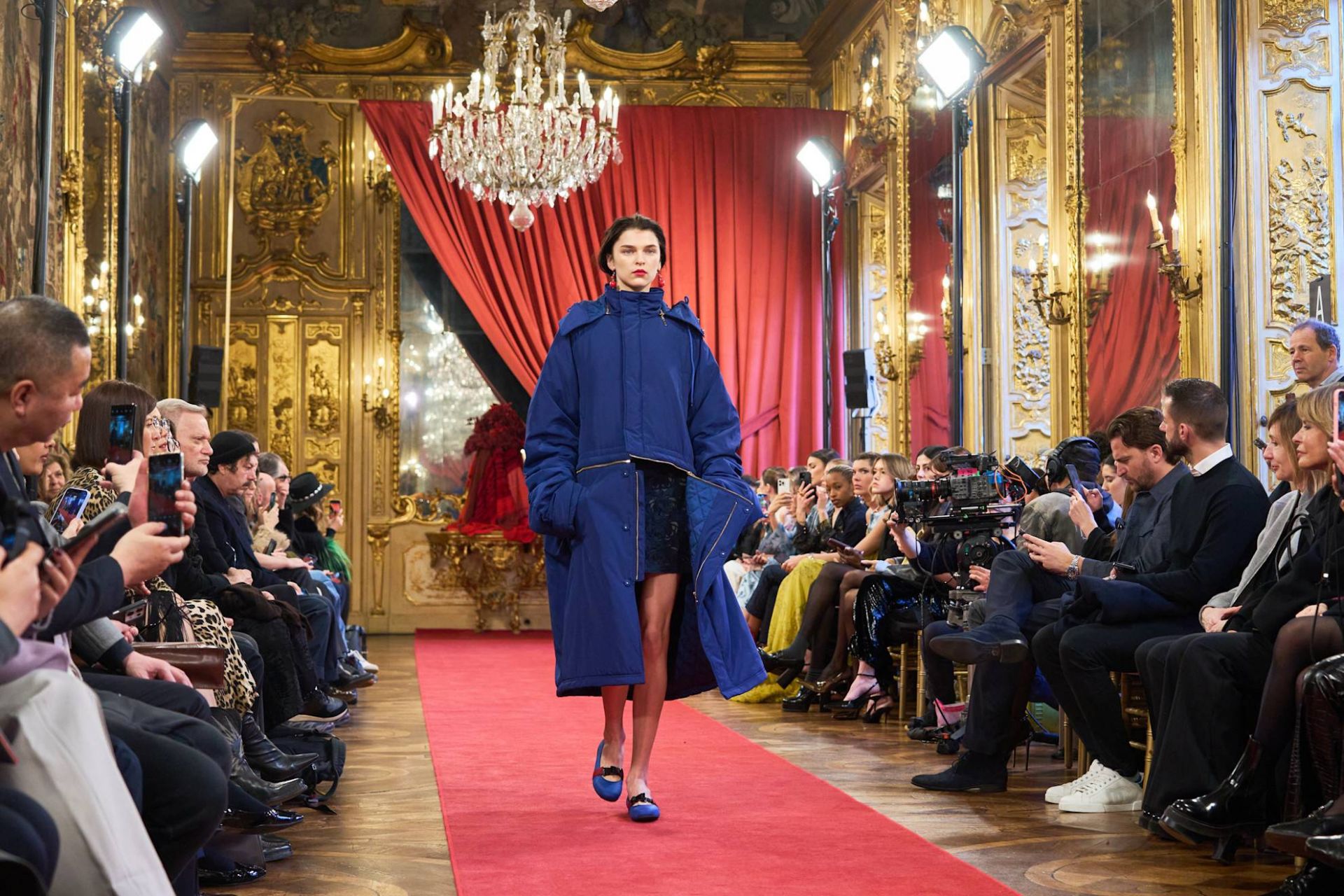 الأزرق يسيطر على شتاء 2026: أناقة وهدوء يلتقيان في عروض الأزياء العالمية