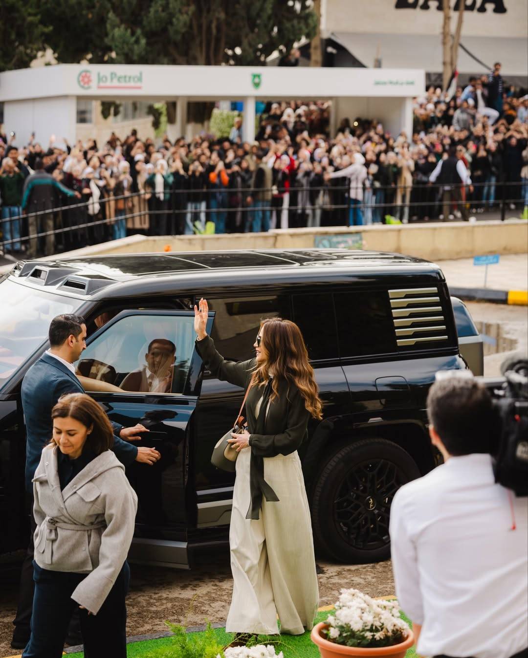الملكة رانيا تتألق بإطلالة عصرية وهادئة في الجامعة الأردنية