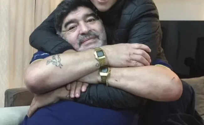 ابن أخ مارادونا يدهش الجماهير بتقليد إحماء الأسطورة قبل مباراة بالدوري الأرجنتيني