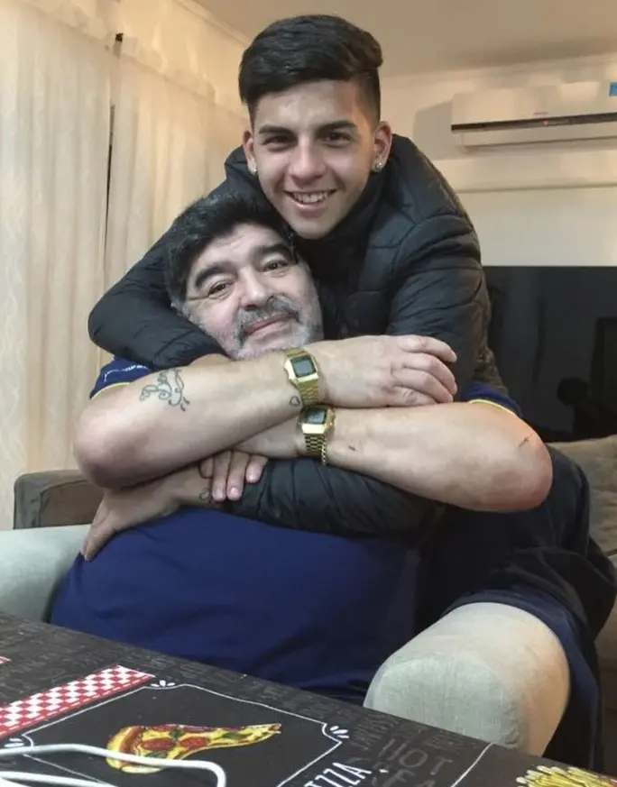 ابن أخ مارادونا يدهش الجماهير بتقليد إحماء الأسطورة قبل مباراة بالدوري الأرجنتيني