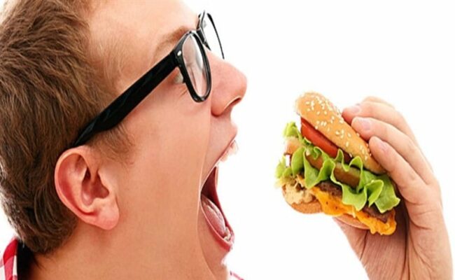 شاب يوناني في حالة حرجة بعد ابتلاع شطيرة برغر كاملة "على سبيل المزاح"