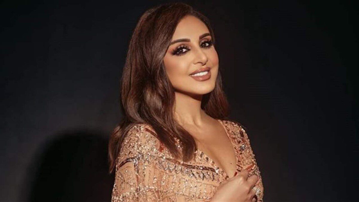 أنغام ترفع علم مصر على مسرح باريس وتحتفل بالمتحف المصري الكبير