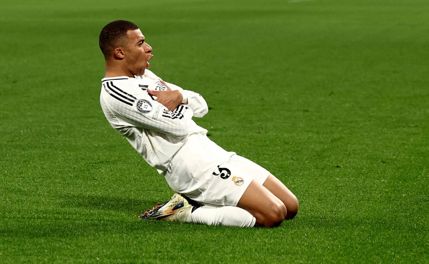 مبابي يحتفي بصديقه حكيمي: ’أحسنت يا ملك إفريقيا‘