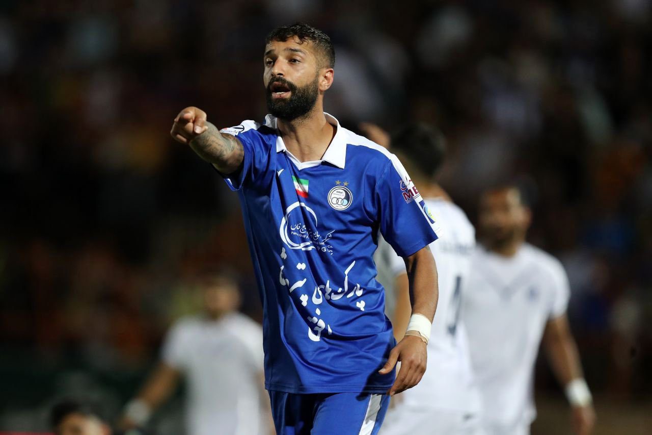 استبعاد لاعب إيراني من نادي استقلال طهران بعد انتشار فيديو يُرجّح أنه يظهره مع مشروبات كحولية