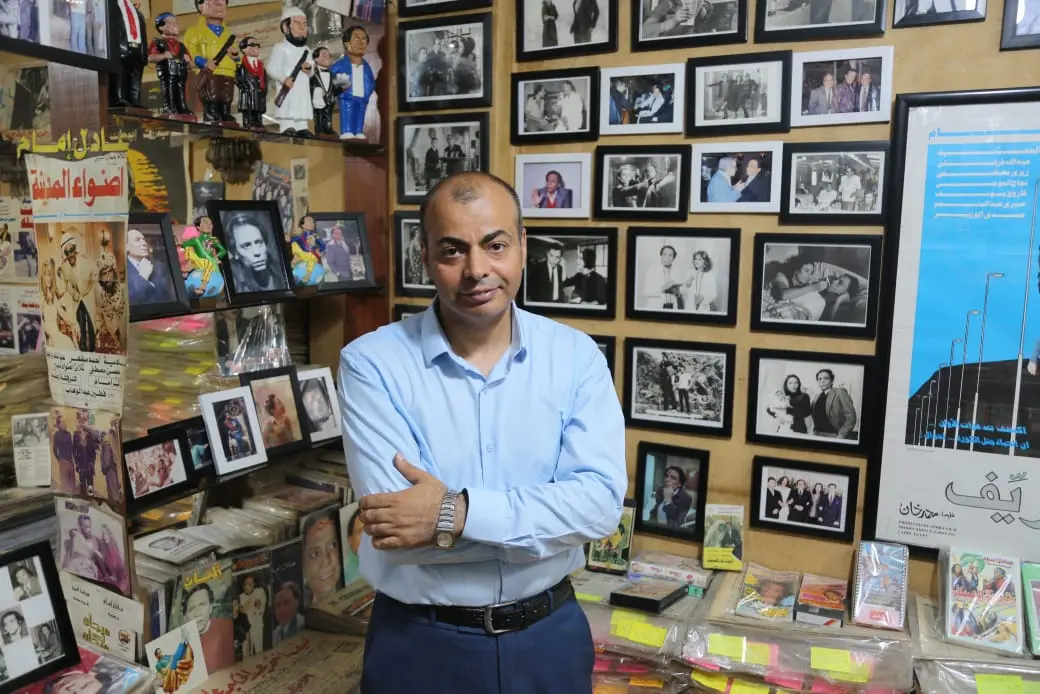 من مقاعد المسرح إلى متحف الزعيم.. مصري يخلّد عادل إمام في أضخم أرشيف شخصي لفنان عربي