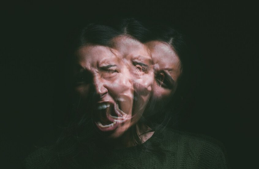 دراسة تكشف: المختلون نفسيًا ينجذبون إلى اللون الأزرق كمهرب من اضطراباتهم الداخلية