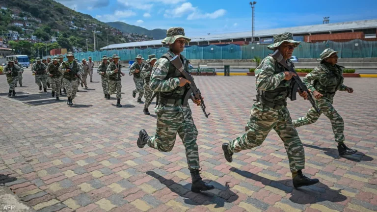 الجيش الفنزويلي ينتشر رداً على "الإمبريالية" الأميركية وسط وصول حاملة طائرات إلى المنطقة