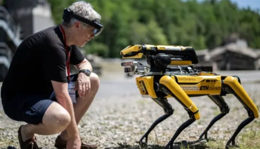 الكلاب الروبوتية: دمج الذكاء الاصطناعي بالعاطفة في عالم المستقبل