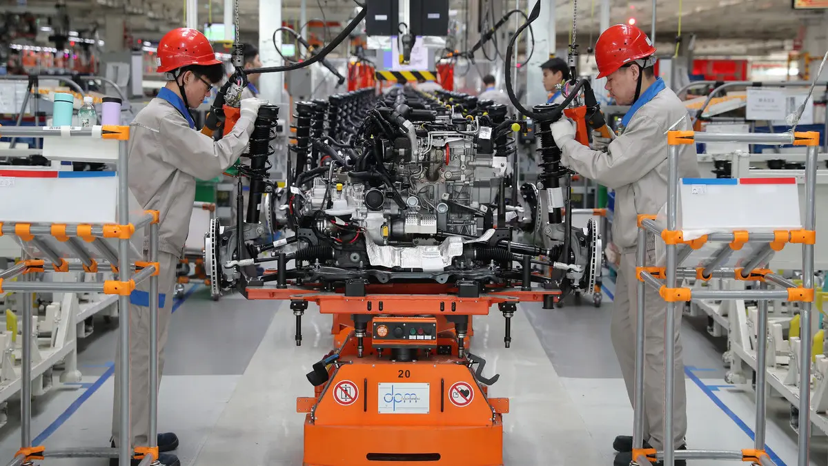 تباطؤ حاد في إنتاج المصانع ومبيعات التجزئة بالصين يفاقم ضغوط إنعاش الاقتصاد