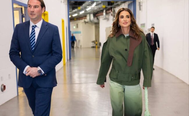 الملكة رانيا العبدالله تخطف الأنظار بإطلالة عصرية ورسالة إنسانية في ميونخ