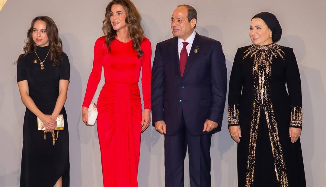 الملكة رانيا تتألق بالأحمر في افتتاح المتحف المصري الكبير