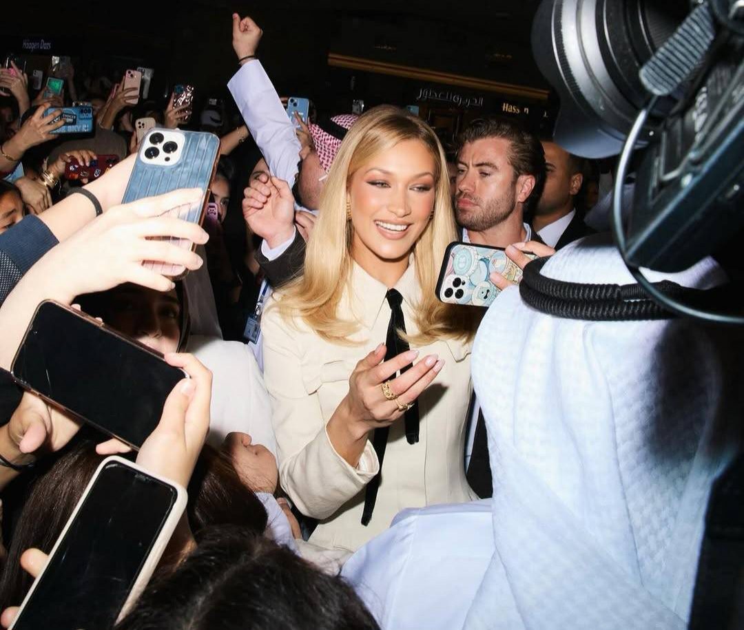 بيلا حديد تودّع الكويت برسالة مؤثرة وتخطف الأنظار بفستان أرشيفي من 1996