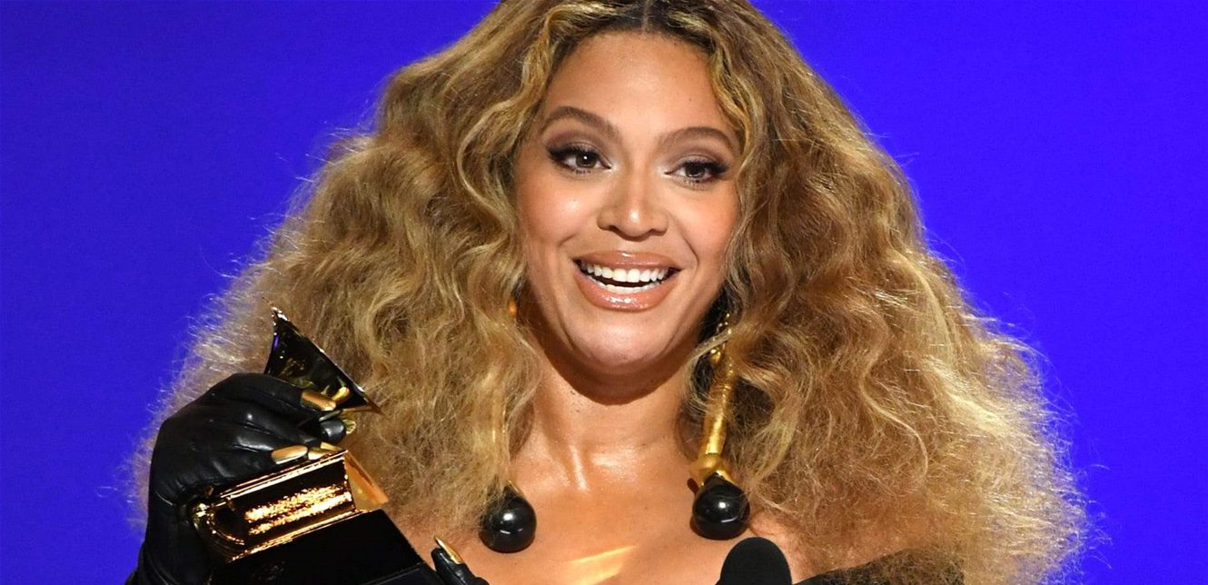 بيونسيه تتألق في سباق الفورمولا 1 بلوس فيغاس بجانب لويس هاميلتون وجي زي