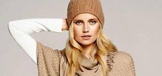 صيحات شتاء 2025: إطلالات التريكو الملون بأسلوب النجمات