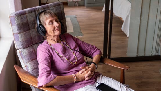 الموسيقى دواء الذاكرة: دراسة أسترالية تكشف أن الاستماع والعزف يقللان خطر الخرف بنسبة 40%