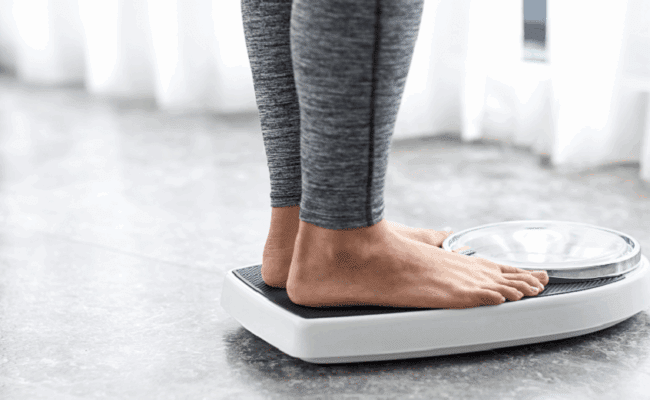 كيف نميز بين زيادة الوزن واحتباس السوائل؟ طبيبة توضح العلامات الفارقة