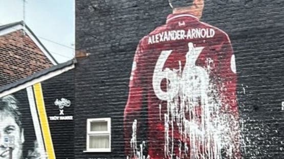 جماهير ليفربول تشوّه جدارية أرنولد قبل عودته إلى "أنفيلد"