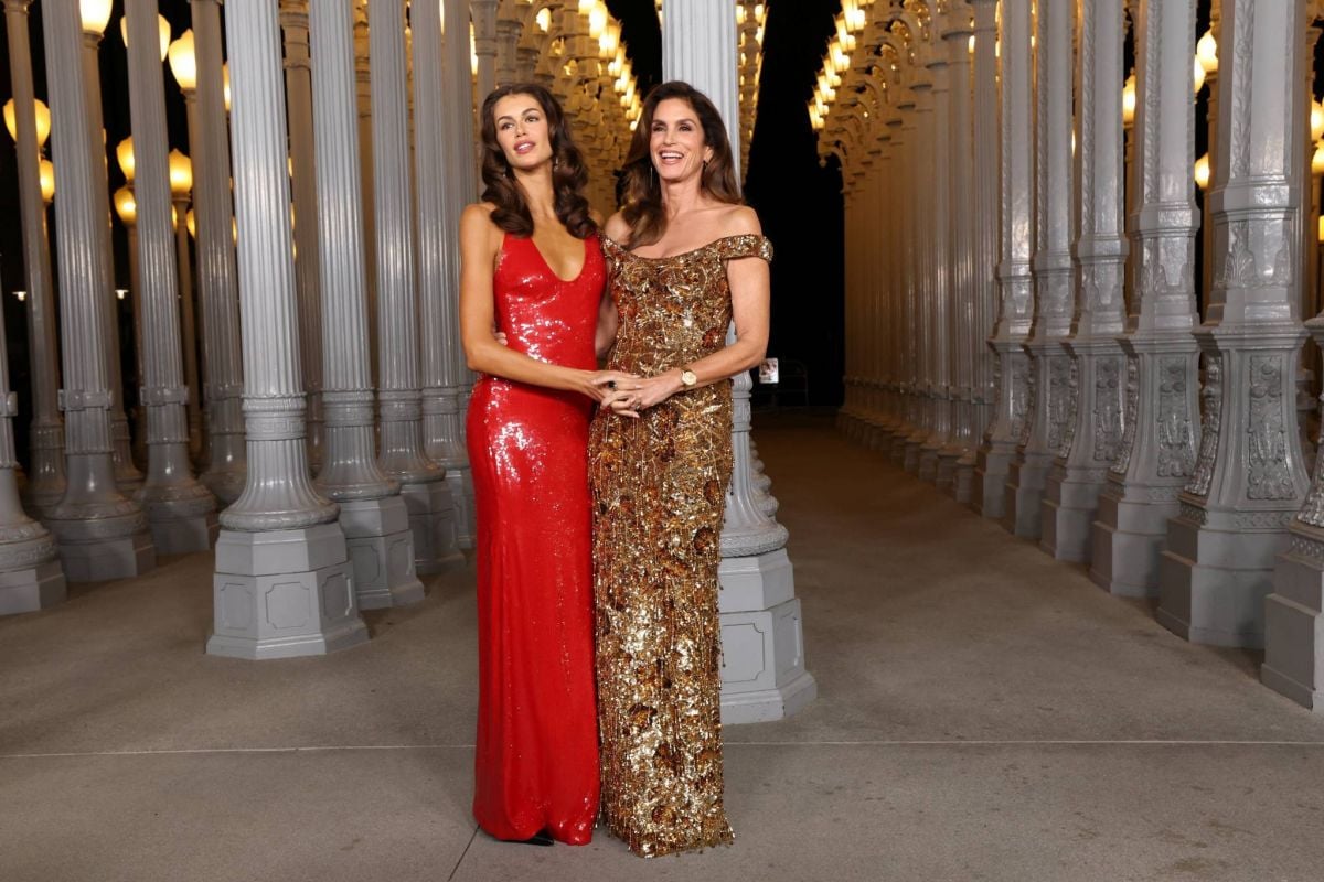 سيندي كروفورد وكايا غربر تخطفان الأنظار في حفل LACMA بإطلالتين متناغمتين