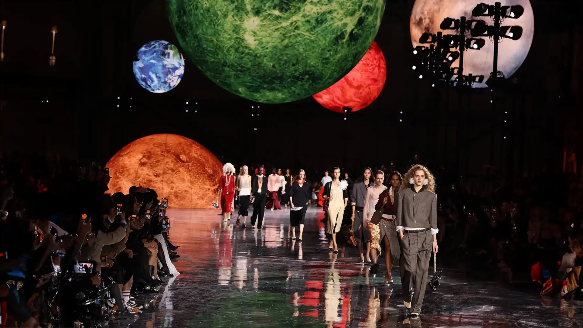 شانيل تفتتح حقبة جديدة تحت قيادة ماثيو بلايزي في عرض ربيع وصيف 2026