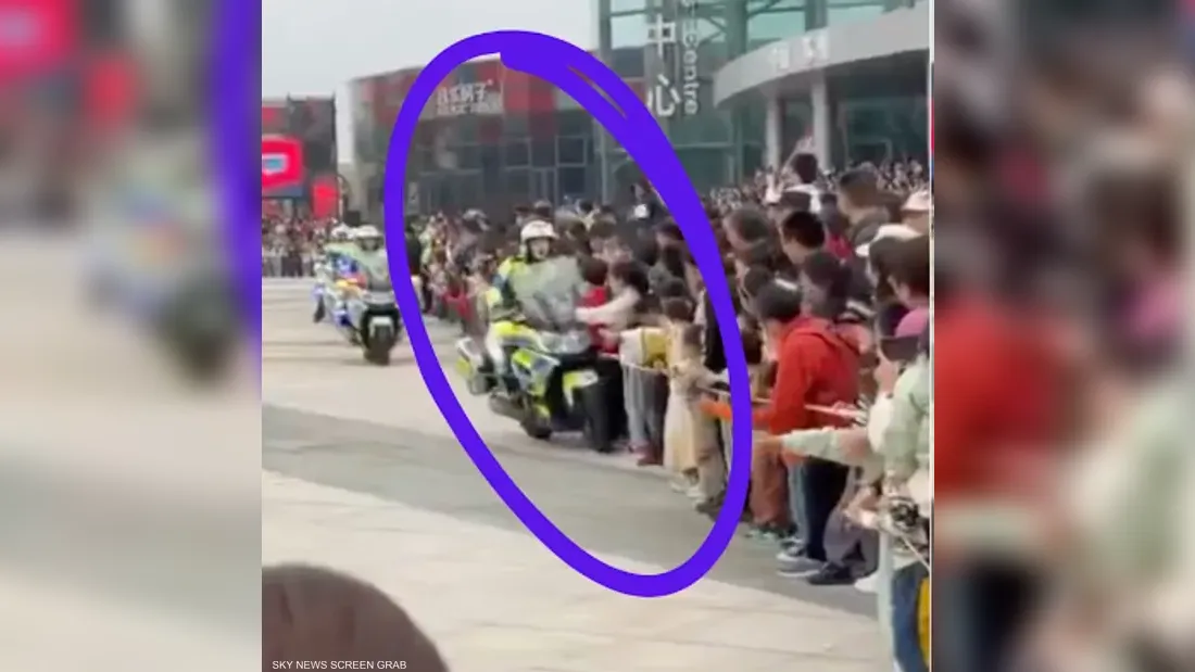 حادث خلال يوم الشرطة المفتوح في سوتشو: شرطية تصدم أطفالاً أثناء استعراض بالدراجة النارية