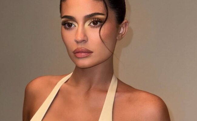 كايلي جينر تتألق بالأصفر الزبدي في أحدث إطلالاتها