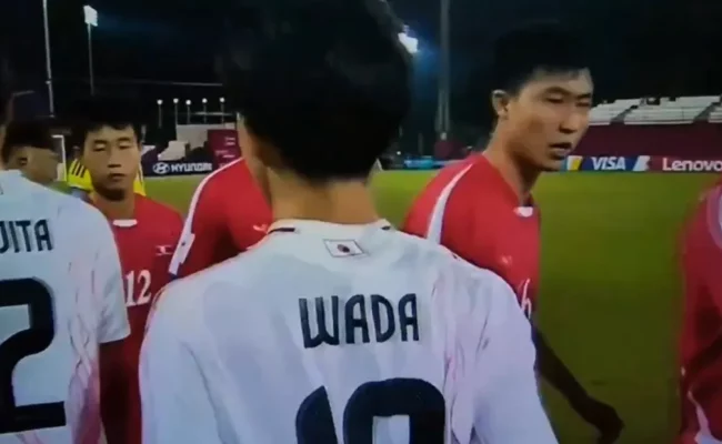 لاعبو كوريا الشمالية يضربون قبضة لاعبي اليابان قبل انطلاق مباراة كأس العالم للناشئين
