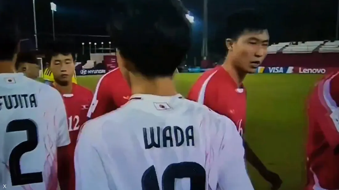 لاعبو كوريا الشمالية يضربون قبضة لاعبي اليابان قبل انطلاق مباراة كأس العالم للناشئين