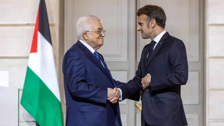 ماكرون وعباس يعلنان تشكيل لجنة مشتركة لصياغة دستور دولة فلسطين