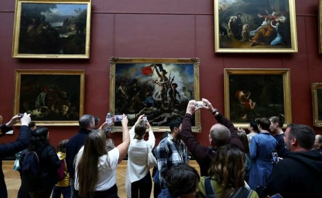 متحف اللوفر يطلق خطة أمنية مشددة بعد سرقة مجوهرات التاج