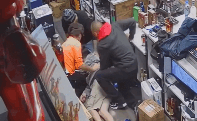 كاميرا مراقبة توثّق سرقة متجر في بورتلاند أثناء إصابة البائع بنوبة قلبية قاتلة