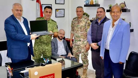 محافظ بيروت يتسلّم هبة تقنية خلال زيارته فوج حرس بيروت في الكرنتينا