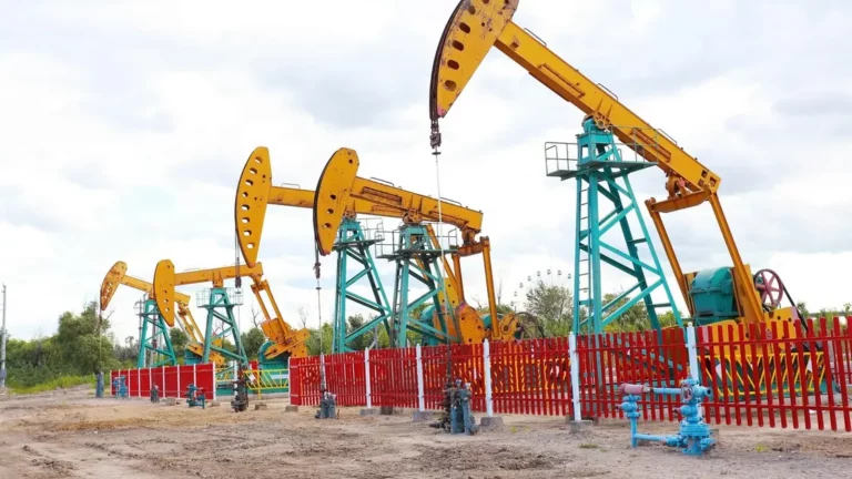 النفط يرتفع بدعم لقاء ترامب وأوربان… لكنه يسجل خسائر أسبوعية