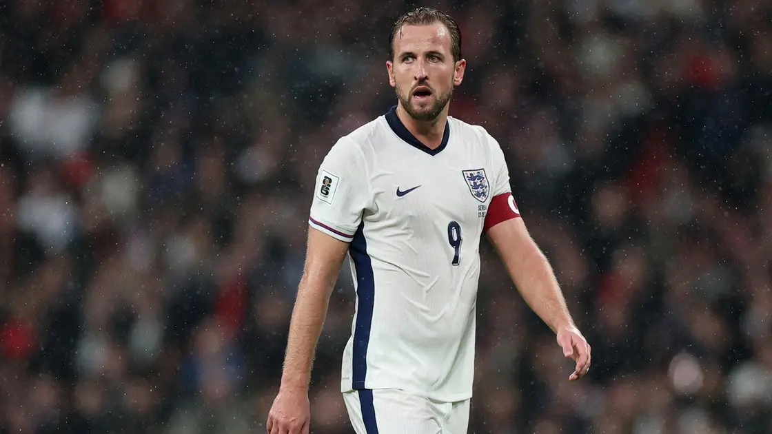 هاري كين: الألقاب تحدد فرصتي في الفوز بالكرة الذهبية رغم موسم استثنائي