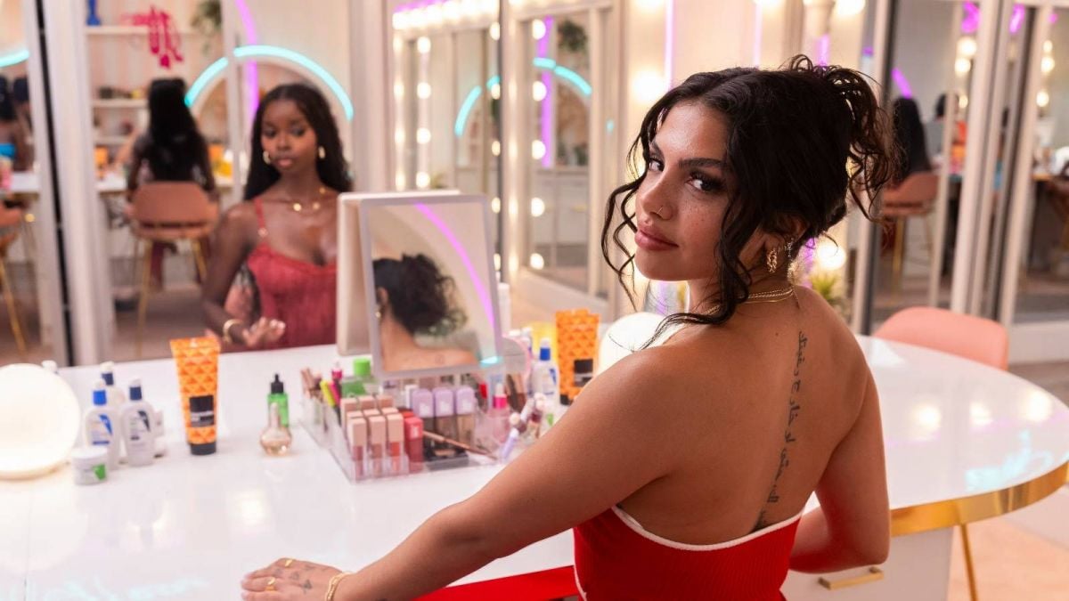 هدى بيوتي تنهي شراكتها مع نجمة "Love Island USA" بسبب فضيحة عنصرية