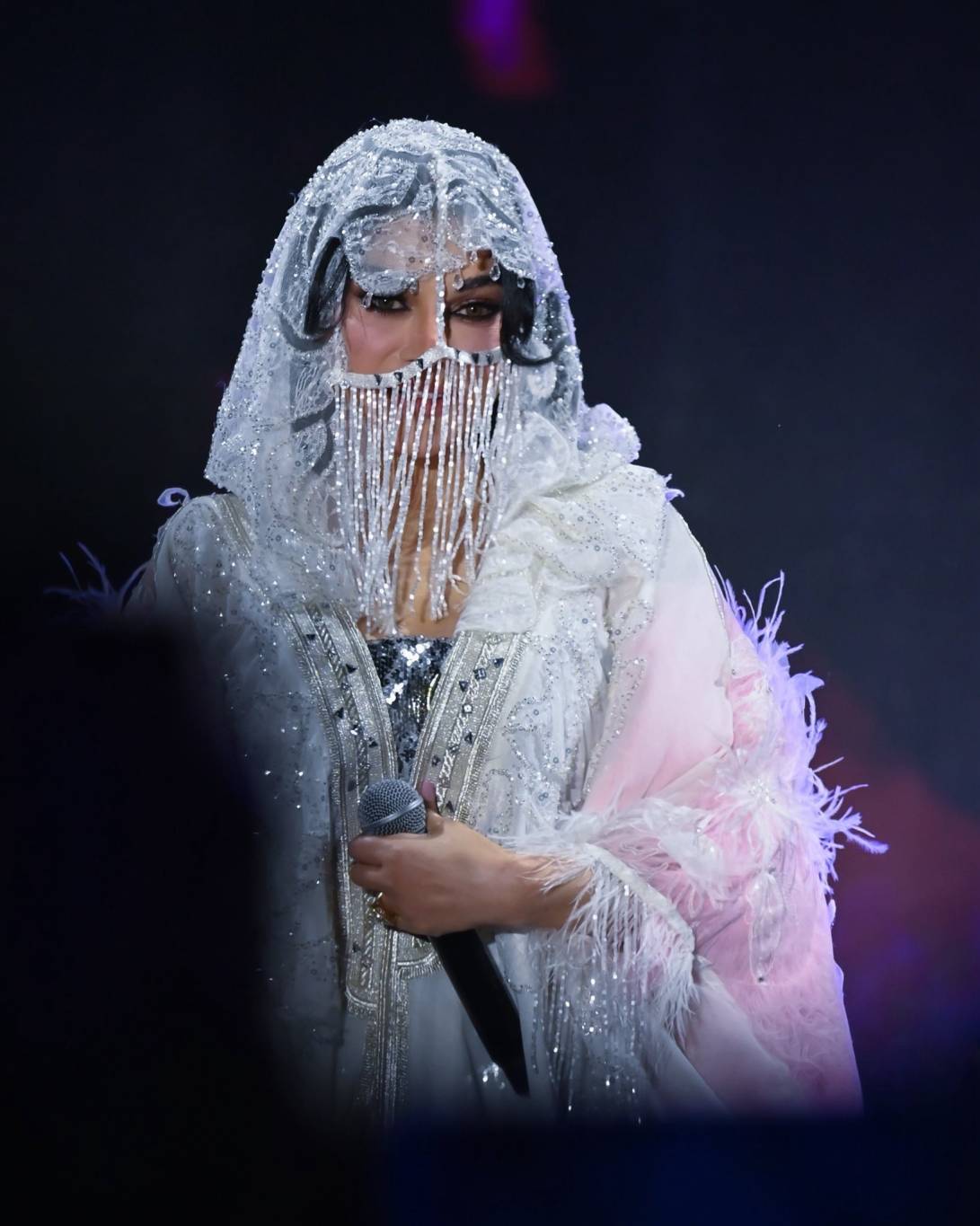 هيفاء وهبي بالبرقع… وإطلالات تراثيّة لافتة في موسم الرياض