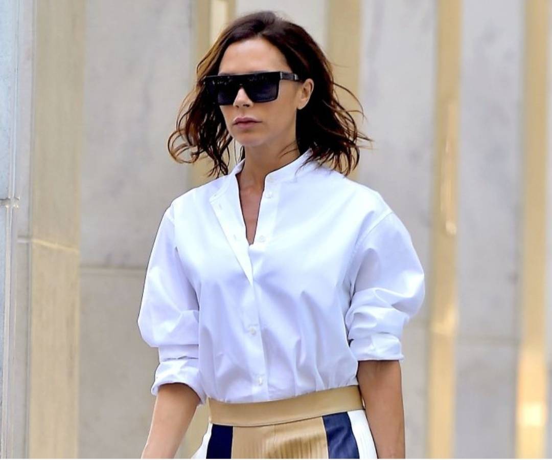 القميص الأبيض: قطعة كلاسيكية لا غنى عنها لخريف وشتاء 2025 – 2026